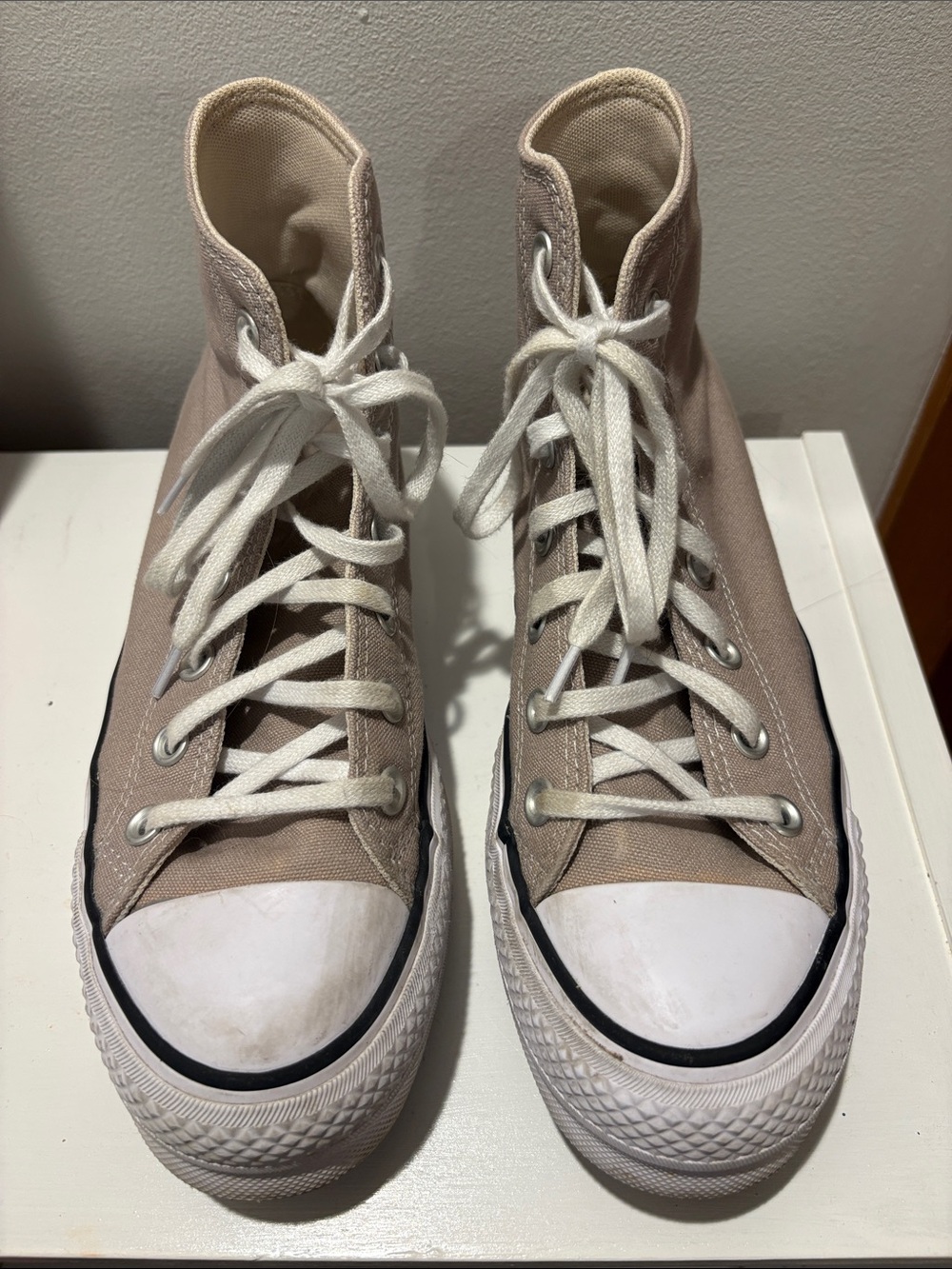 Converse All Star High-Top Chuck Taylor in Light Taupe. Size US 7